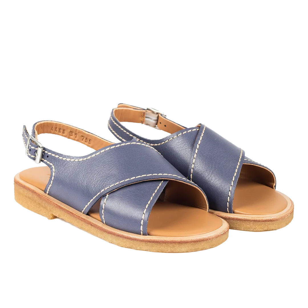 Cross sandal with detail stitchings and buckle