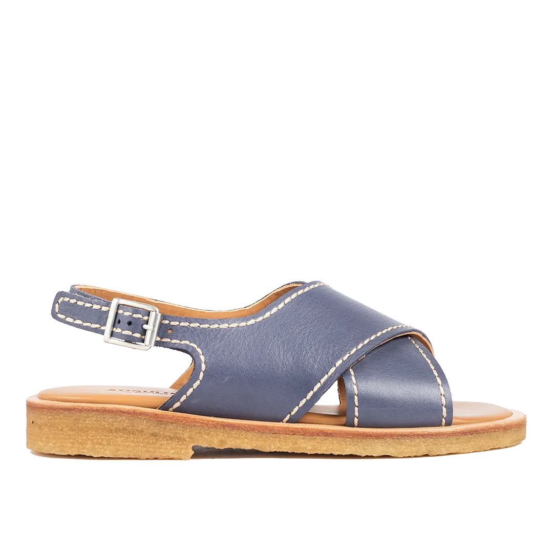 Cross sandal with detail stitchings and buckle