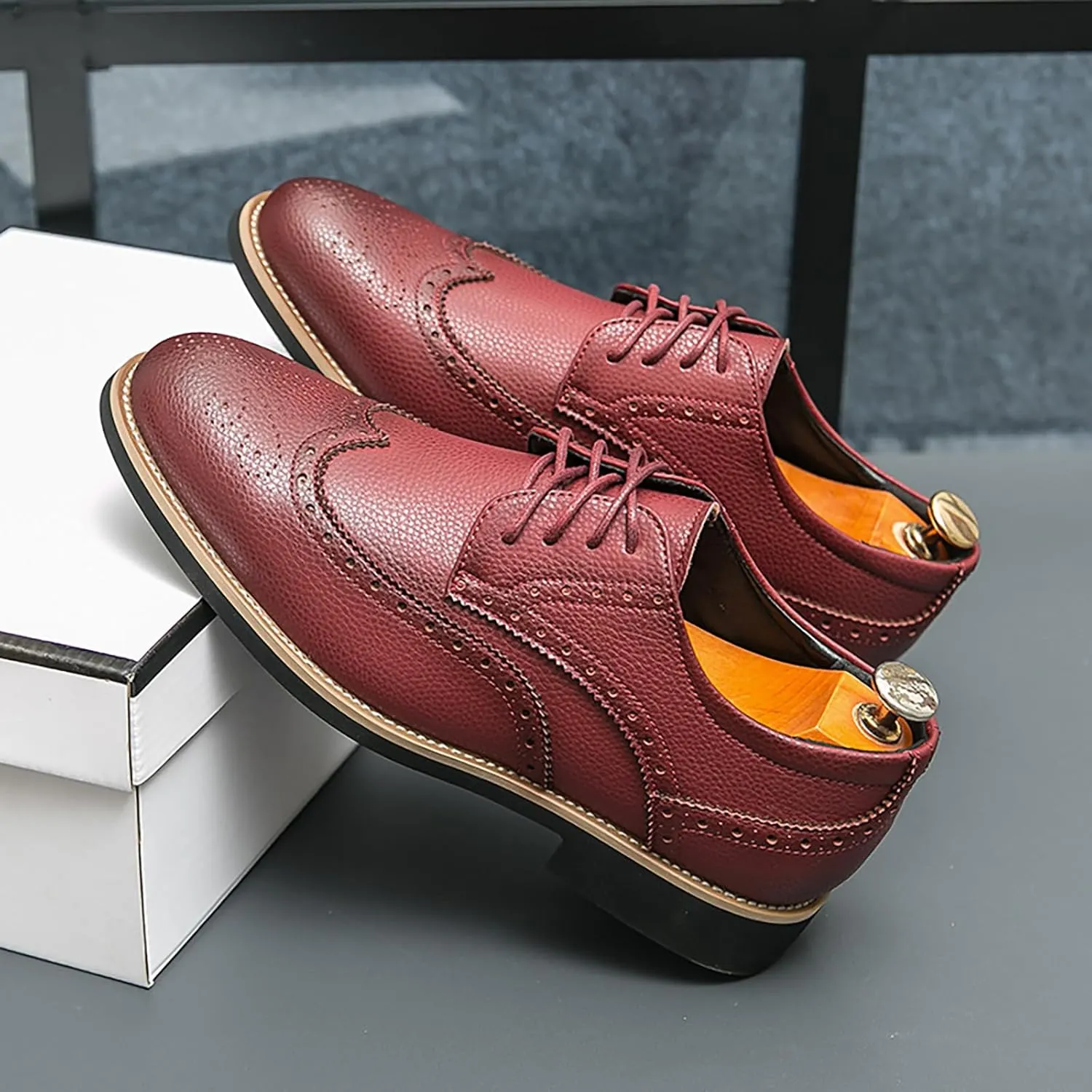 Men's Leather Round Toe Wingtip Business Brogue Oxford Shoes Lace Up Retro Fashion Derby Shoes Comfortable Soft Office Prom Evening Wedding Shoes