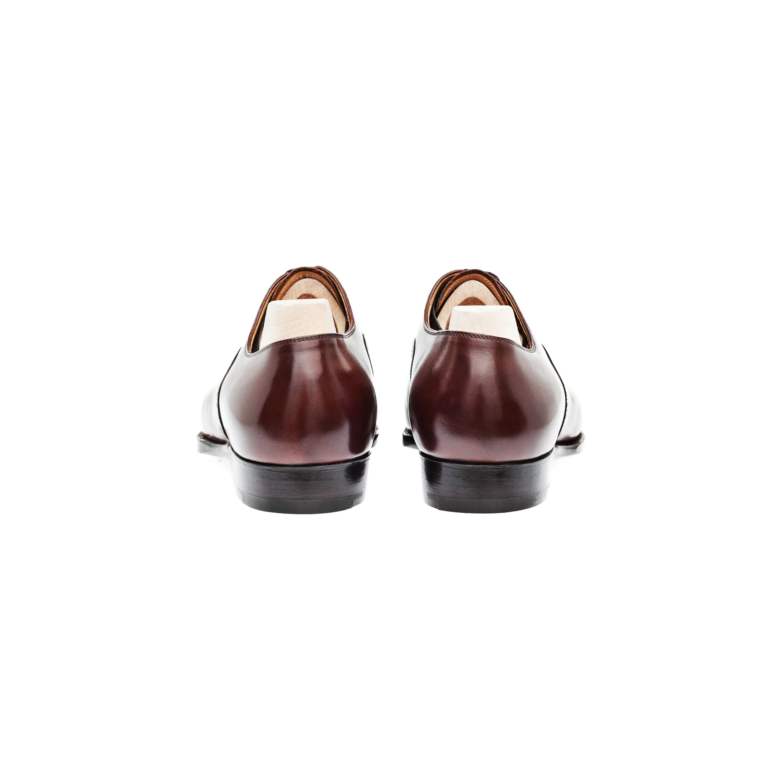Oxford with small brogueing on the straight toe cap and counter