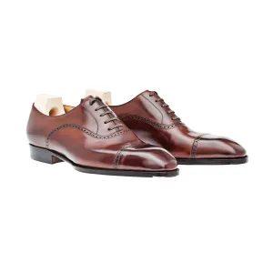 Oxford with small brogueing on the straight toe cap and counter
