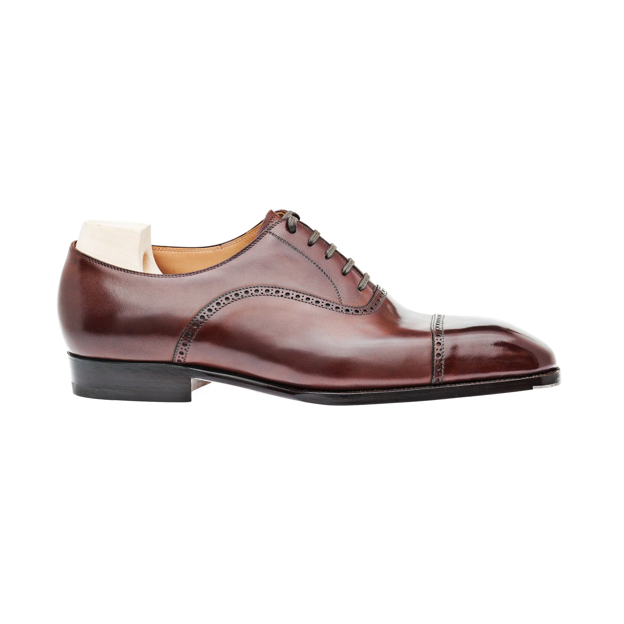 Oxford with small brogueing on the straight toe cap and counter