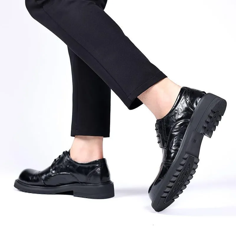 Sophisticated Men's Wingtip Oxford Shoes with Brogue Detailing and Leather Sole for Formal Events