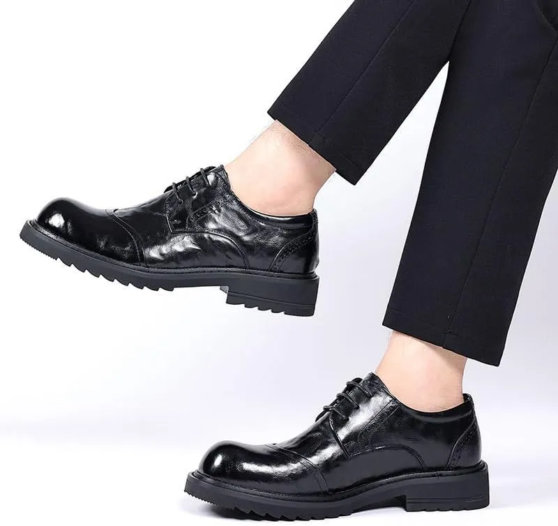Sophisticated Men's Wingtip Oxford Shoes with Brogue Detailing and Leather Sole for Formal Events