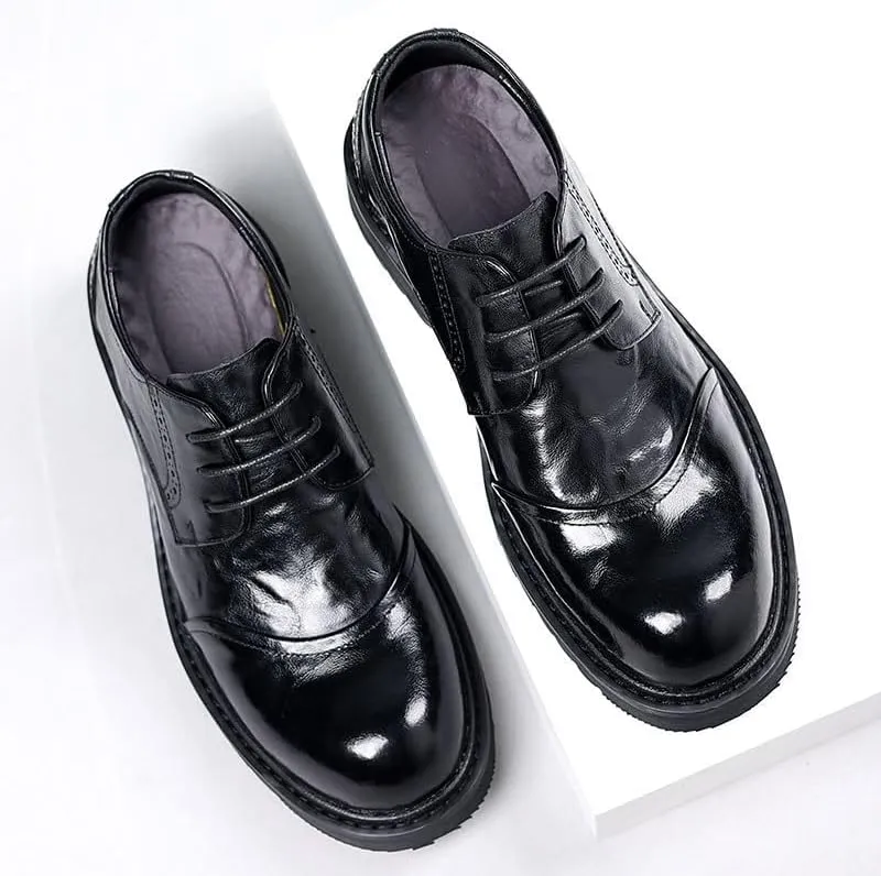 Sophisticated Men's Wingtip Oxford Shoes with Brogue Detailing and Leather Sole for Formal Events