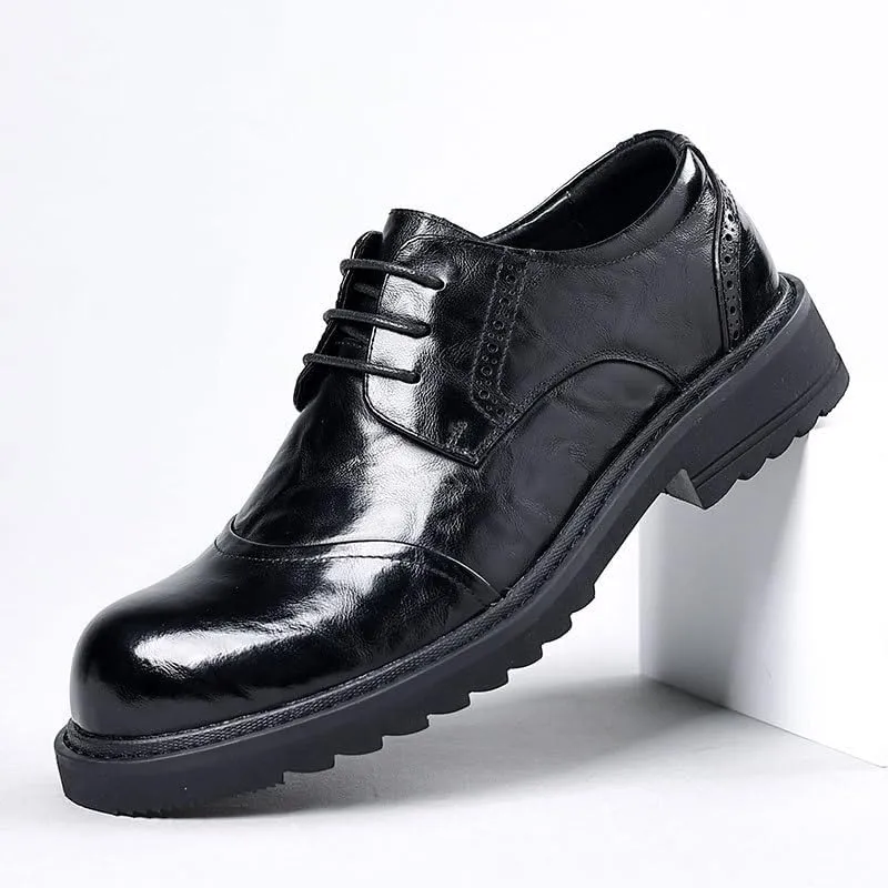Sophisticated Men's Wingtip Oxford Shoes with Brogue Detailing and Leather Sole for Formal Events