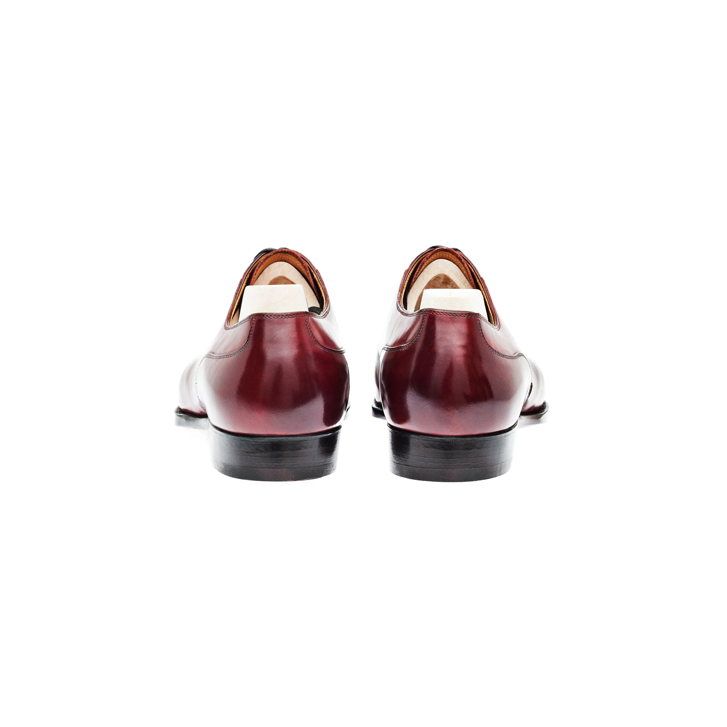 Straight toe cap Oxford with fine, double stitching